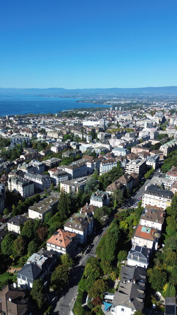 Vue panoramique de Lausanne et lac. Estimation immoiblière